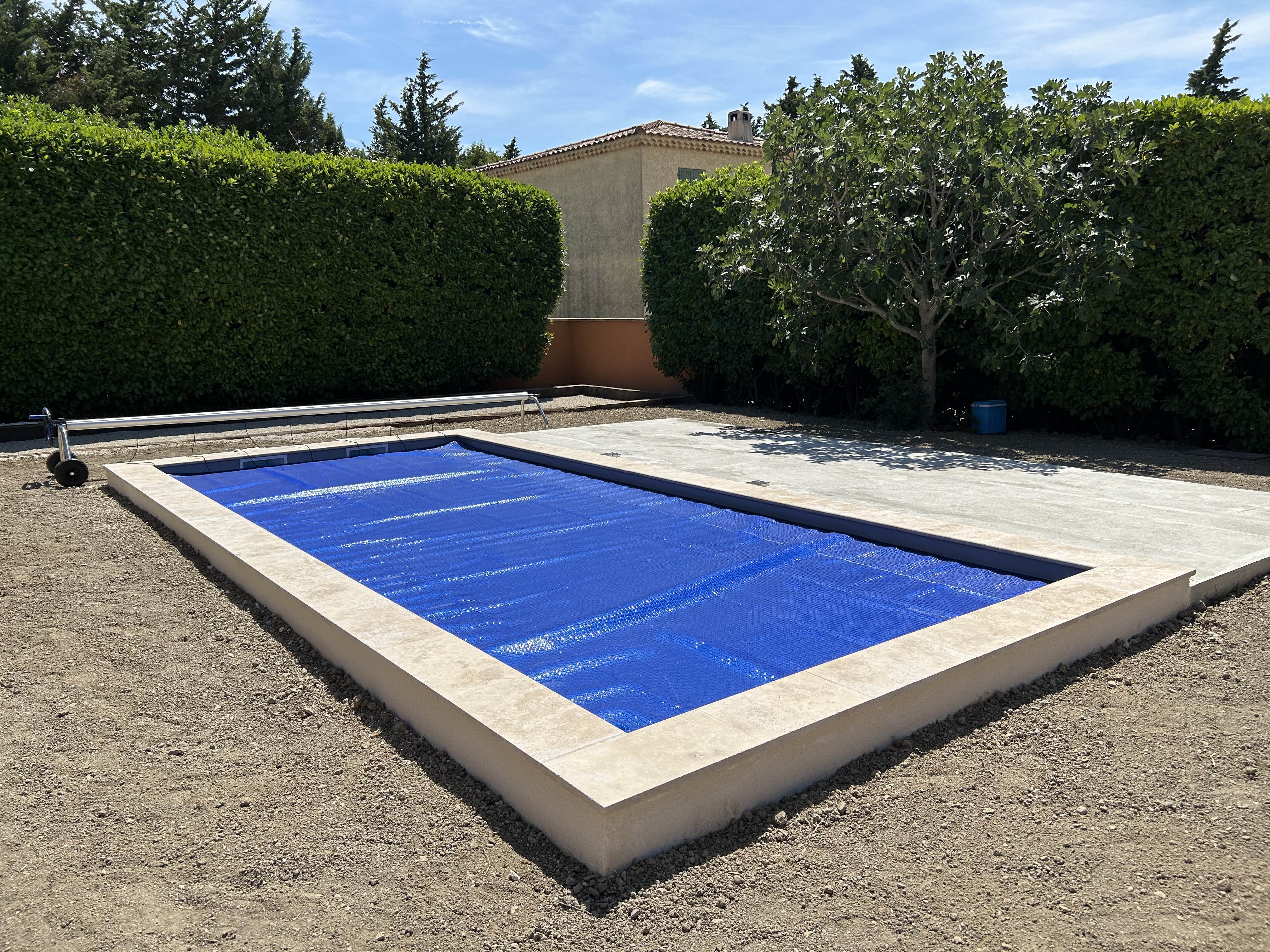 Piscine avec bâche et margelles