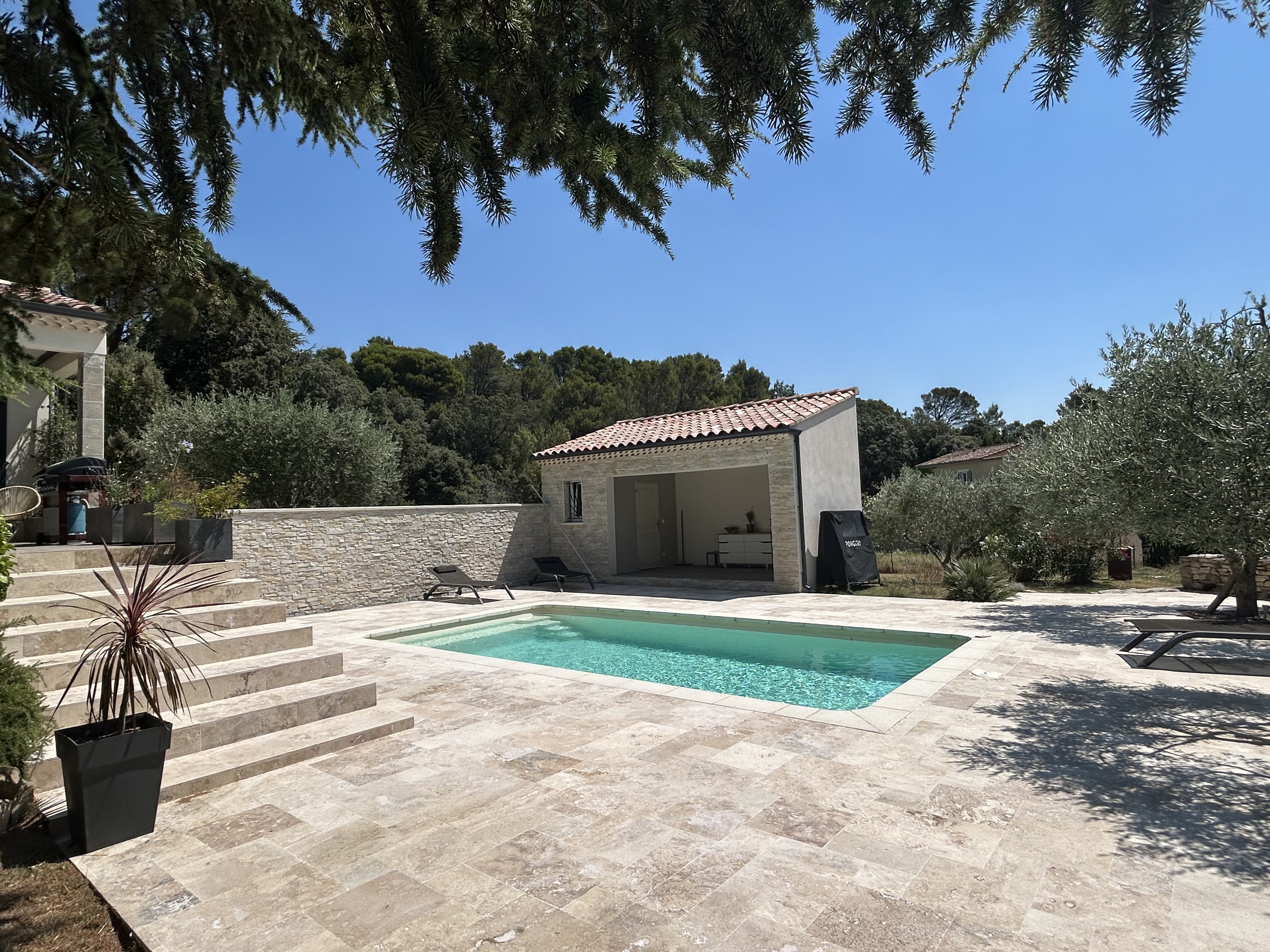 Terrasse en travertin et piscine finalisée