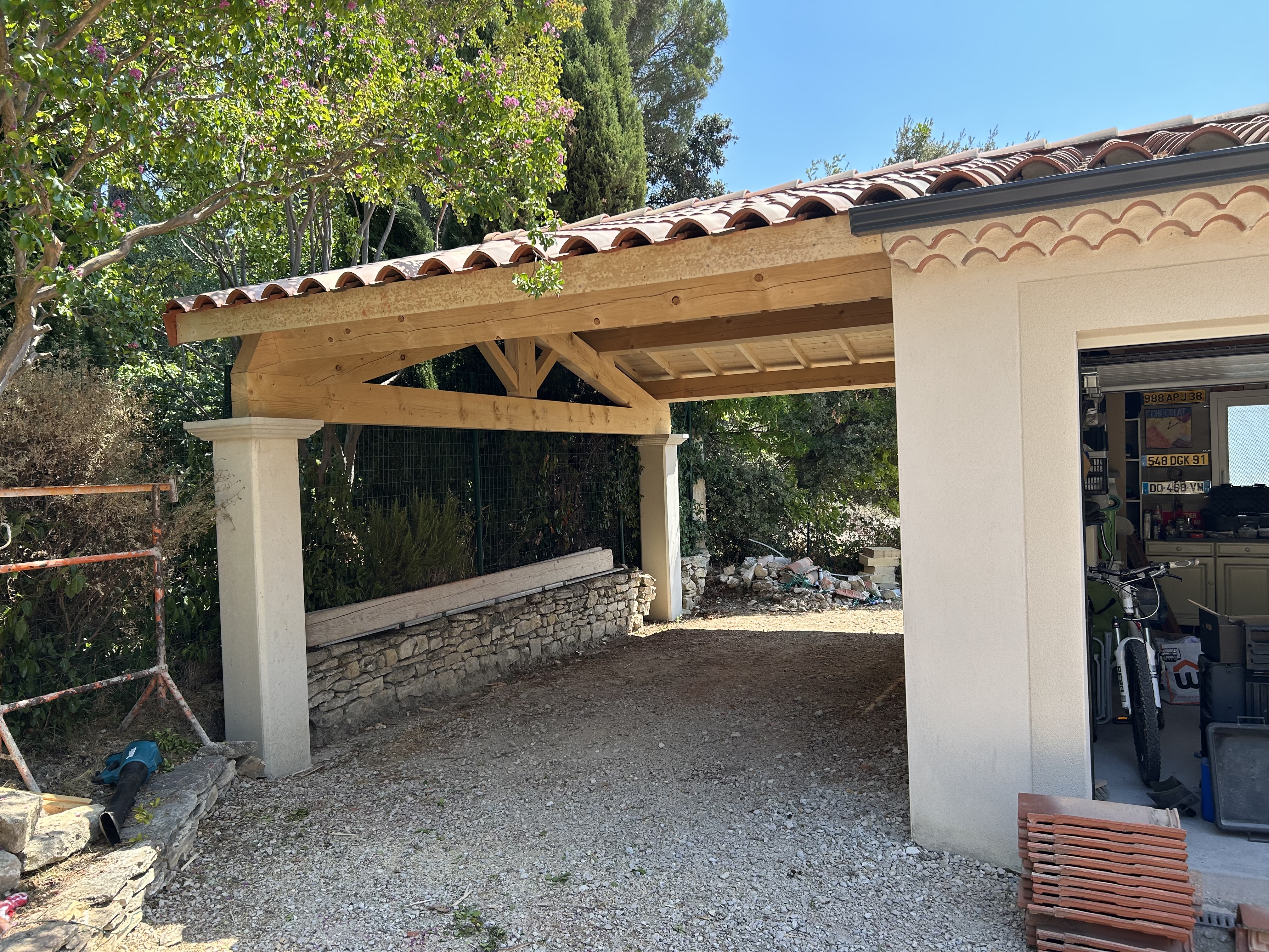Construction d'un auvent et charpente bois